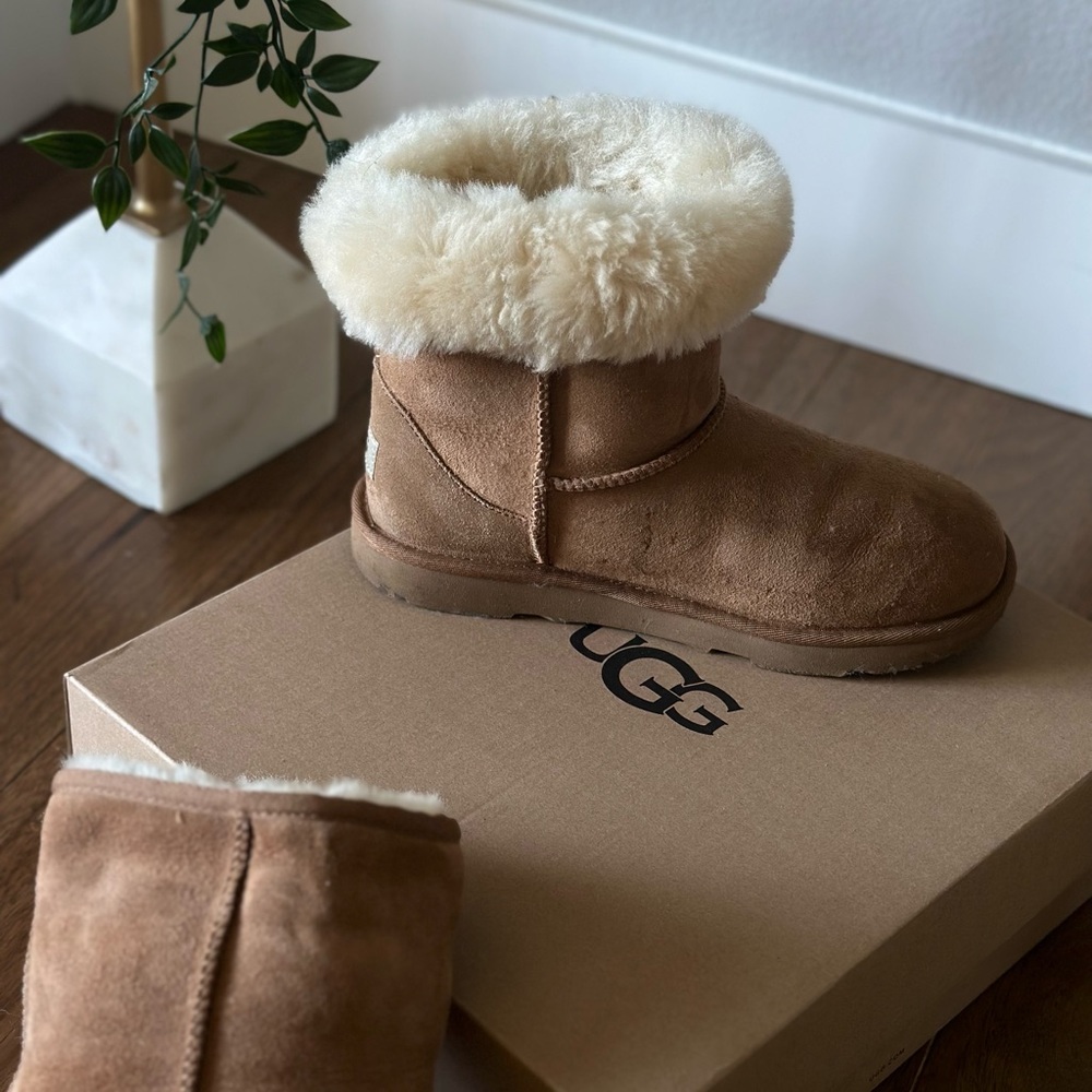 UGG Classic II Short Chestnut Sheepskin Lined Mid Boot Y Size 6 Women’s Size 8